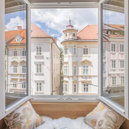 Old Quarter Apartman *